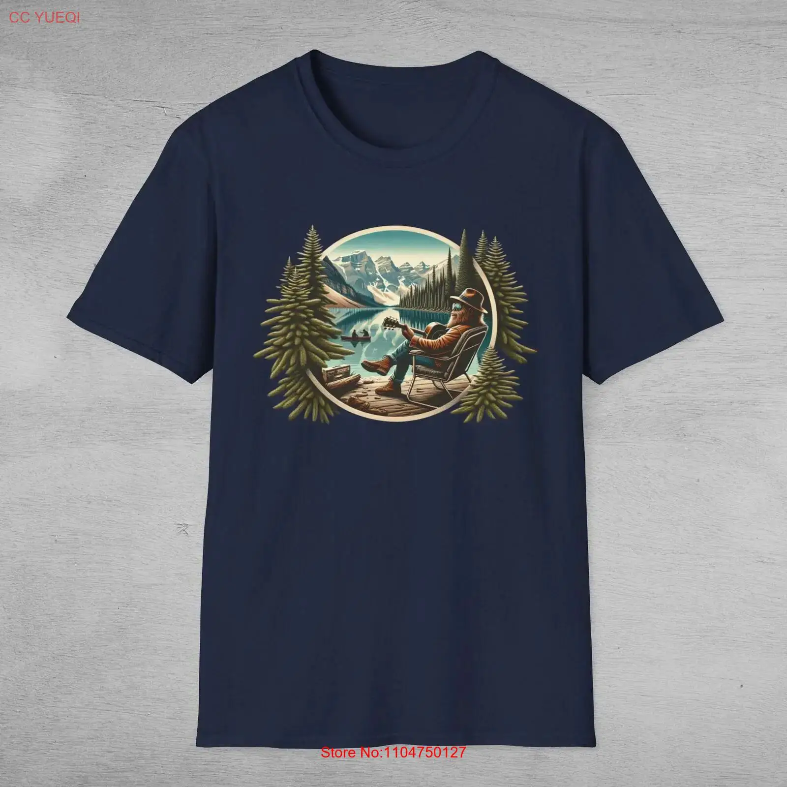 Outdoor Adventure At - Bigfoot aan het meer T-shirt Sasquatch